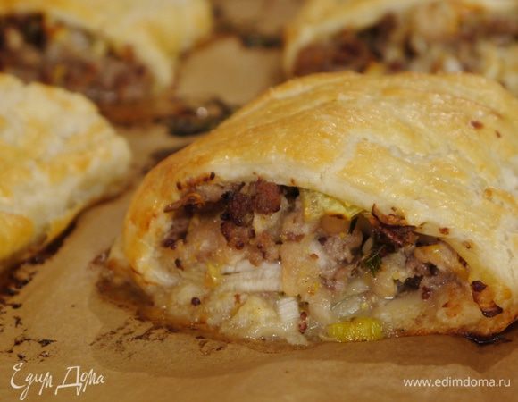 Противень выстелить бумагой для выпечки, выложить кусочки рулета и запекать в разогретой духовке 15–18 минут.