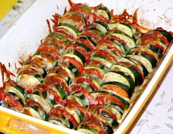 Посолить, поперчить. Я использовала дополнительно приправу "Домашняя зелень". Сбрызнуть овощи оливковым маслом. Запекать в духовке 15 минут, прикрыв верх фольгой, и еще 20 минут с открытым верхом. При желании за 5 минут до готовности посыпать овощи сыром. 