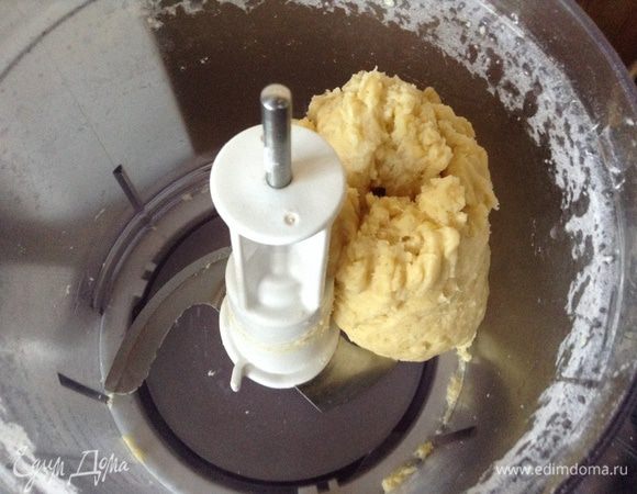Складываю в чашу блендера муку, холодное масло, сахар, соль и пробиваю в крошку (или перетираю руками), добавляю яйцо, воду. Собираю в ком.