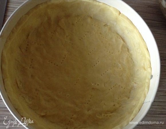 Я тесто раскатываю сразу, потом ставлю в холод, прочитала об этом когда то у Марии Селяниной- испанского кондитера :) Уложить в форму, наколоть вилкой, поставить на 10-15 минут в морозилку или на час в холодильник.