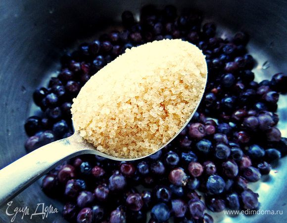 Ягоду промыть, дать стечь, добавить сахар.