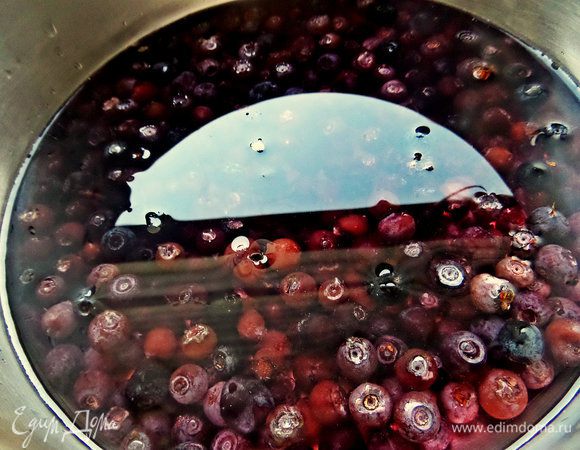 Залить водой, довести до кипения, но не кипятить.