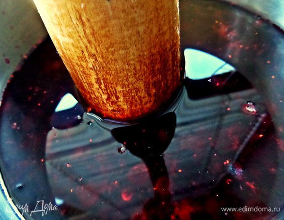 Размять ягоду толкушкой.