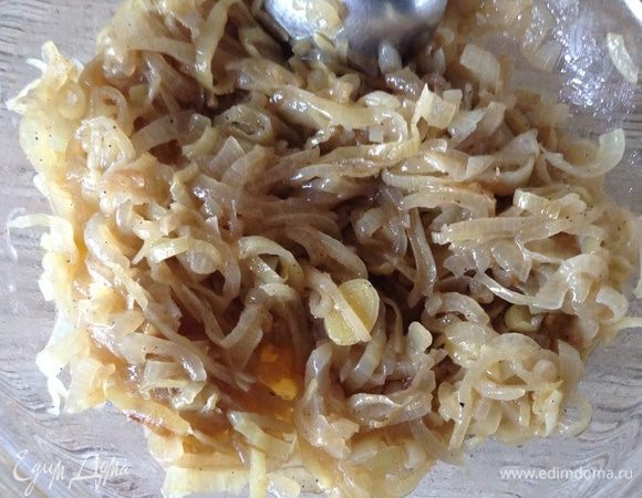 Тем временем золотистый лук нарезать полукольцами, порей - кольцами и обжарить на растительном масле до золотистости. В оригинальном рецепте на сливочном, но для меня слишком калорийно получается. Немного посолить, поперчить, в оригинальном рецепте еще добавляют ложку бальзамического уксуса, но мне тогда лук вместо сладости - кислит :)