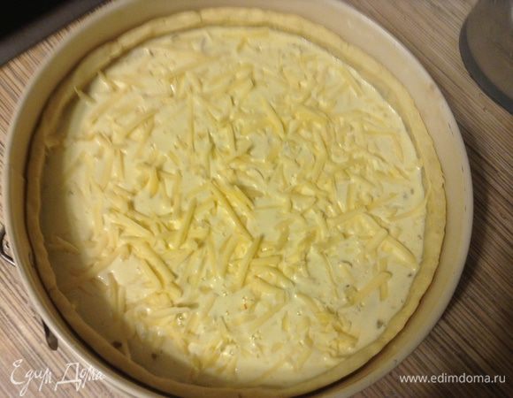 Вылить в форму заливку и присыпать оставшимся сыром. Выпекать при 180С 35-40 минут до золотистого верха. 