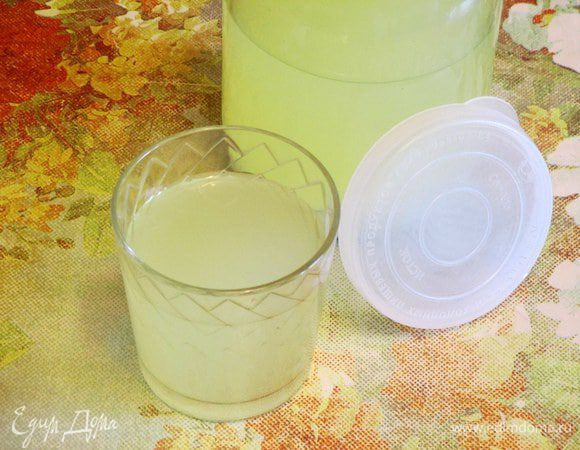 Сыворотка обычно образуется при домашнем приготовлении творога или при отвешивании йогурта или сметаны.