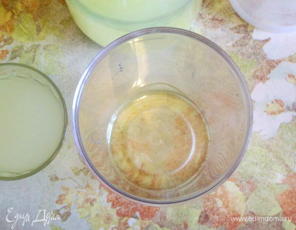 В стакан блендера налейте порцию жидкого мёду. Если имеется засахаренный (прошлогодний мед), то нагрейте его слегка - до расплавления в текучее состояние.