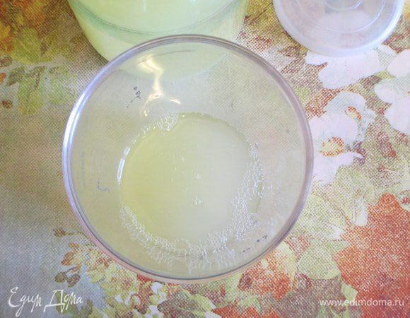 Следом влейте сыворотку. Для ребенка лучше не холодную, а комнатной температуры.