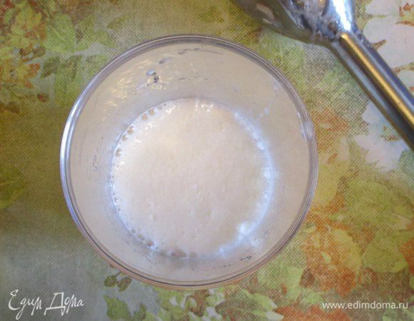 Погружной насадкой блендера взбейте массу на высоких оборотах: на максимуме или на турбо. Масса должна побелеть и стать пышной благодаря пузырькам. Такой коктейль нужно подавать сразу же, потому что в ближайшие минуты он начнет расслаиваться.