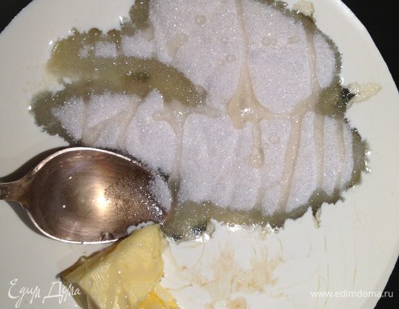 Все ингредиенты кроме коньяка засыпаем в высокую сковороду с антипригарным покрытием.