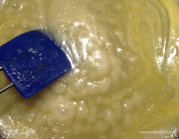 Варим смесь на очень медленном огне, постоянно помешивая, до полного растворения сахара.