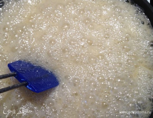 Как только масса закипит, добавляем коньяк и продолжаем варить на сильном огне, постоянно перемешивая, пока не получим вязкую консистенцию. 