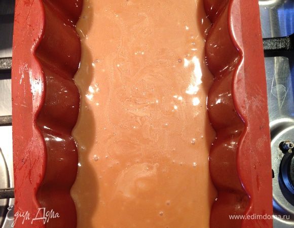 Силиконовую форму смазываем очень тонким слоем масла и вливаем в нее сливочную смесь.