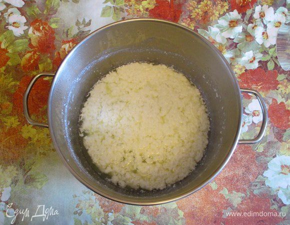 Рецепт домашнего творога писать не буду, только напомню, что он готовится из кефира, из молока с кефиром или из молока с кисломолочной закваской. После процеживания и отвешивания свернувшегося молока получается необходимая для напитка сыворотка.