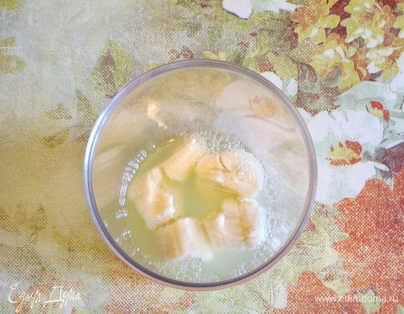 Влейте сыворотку и взбейте массу погружной насадкой блендера до однородного состояния на максимальной скорости или на режиме турбо. Напиток получится густым, светлым, с характерной для коктейлей пышностью. Подавайте сразу же.