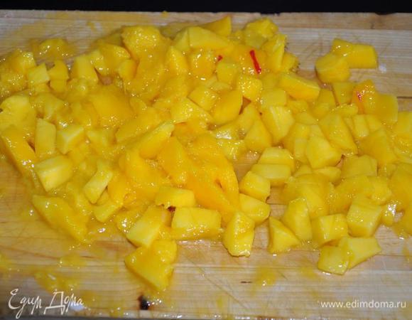 Очищаем и нарезаем манго кубиками. 