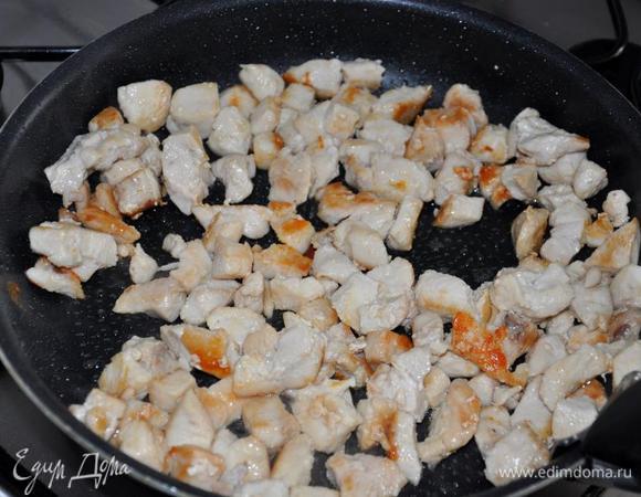 Куриное филе нарезаем кубикам и обжариваем до золотистого цвета. Для тех, кто сидит на диете или предпочитает менее калорийные блюда, куриное филе можно отварить и также нарезать кубиками. Курицу я слегка подсолила, чтобы она не была пресноватой. Вы делайте по своему вкусу:)
