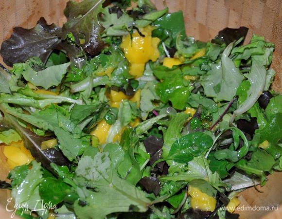 Смешиваем листья салата (у меня упаковка разной зелени: салат, шпинат и еще какая то зелень, до этого всегда готовила с обычными листьями салата, в этот раз решила поэкспериментировать) и манго. Вы можете положите любую зелень, которую любите: шпинат, руколу, салат любой разновидности.  