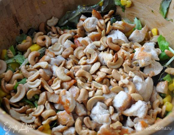 Курицу и кешью. Я беру кешью обжаренный и немного подсоленный, так как мне нравится сочетание сладкого и соленого. Вы можете добавить любой по своему вкусу.