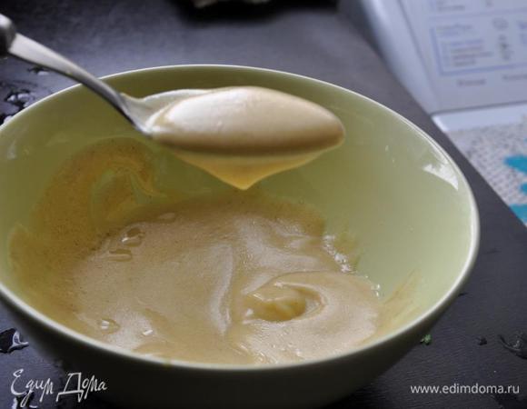 Готовим заправку, которая называется Винегрет. Кстати, во Франции все салаты заправляют только этим соусом. Количество ингредиентов указала примерное, делайте по своему вкусу. Кто-то любит больше горчицы, кто-то больше уксуса... В общем, выводите свой вариант. Я указала свой, надеюсь,  вам понравится:) Смешиваем оливковое (или подсолнечное) масло, горчицу и уксус, тщательно перемешиваем до единой консистенции как на фото. Советую сначала не весь салат заправлять, а одну порцию. Если вы не планируете весь салат съесть за 1 раз, также рекомендую заправку готовить каждый раз заново. 

Приятного аппетита и ешьте правильно, но вкусно! 