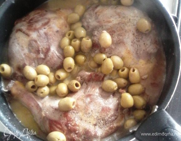 С оливок сливаем жидкость и добавляем к утке, перемешиваем. 