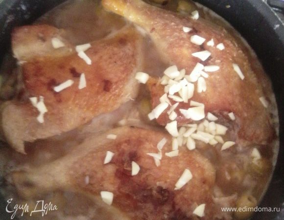 Добавляем мелко рубленный чеснок и куриный бульон. Я использую уже готовый бульон (не кубик, а жидкий бульон в маленьких упаковках). Просто кладу его в серединку и все перемешиваю. Так как в нем уже есть соль, то больше не солю. Если вы используете куриный бульон, то он должен быть достаточно соленым. Добавляем вино и перешиваем. Перчим, пробуем, если соли мало, солим. 