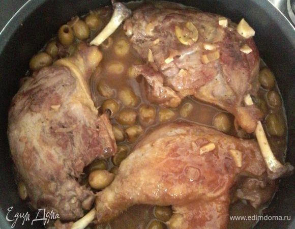 В процессе приготовления утку переворачиваем несколько раз и поливаем сверху нашим соусом. Соуса всегда должно быть достаточно, если его мало, то добавьте еще вина, бульона или воды. 
Готовим под закрытой крышкой на среднем огне приблизительно 45 минут.
На гарнир можете подать рис, картофель пюре или что-то другое по вашему желанию!  

Всем приятного аппетита и ешьте правильно и вкусно!