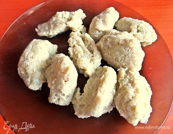 Кипятим в кастрюле воду и с помощью двух чайных ложек формируем клёцки и опускаем в кипяток, помогаем открепиться от дна и варим пару минут. У меня вышло 12 штучек.