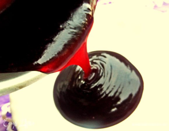 Подача. Разливаем суп-кисель по порциям.