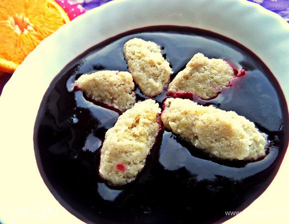 Сверху красиво выложить половину клёцок.