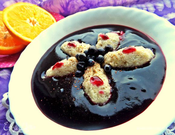 Положить сверху свежих ягод.