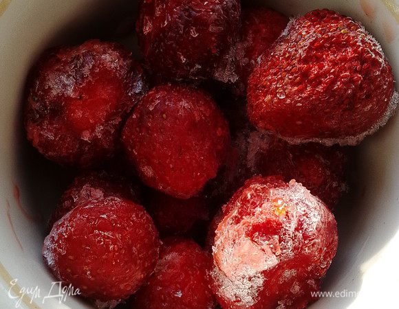 Я заранее отложила размораживаться клубнику, в сезон можно использовать свежую.