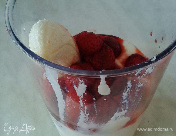 В чашу блендера помещаем банан, йогурт, корицу, добавляем подготовленную клубнику (сладкоежки могут добавить сахар или мёд на своё усмотрение). Всё взбиваем.