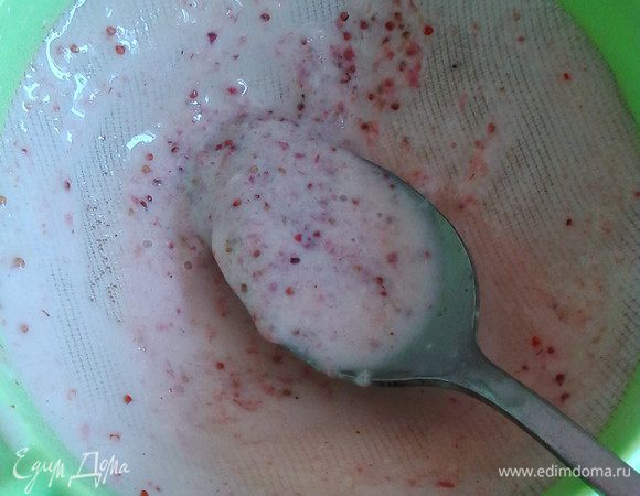 Пропускаем сквозь сито полученное богатство для устранения мелких семечек. 