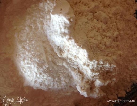 Муку просеять с крахмалом, солью, корицей и ванилином.