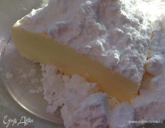 Размягченное масло растереть с сахарной пудрой.