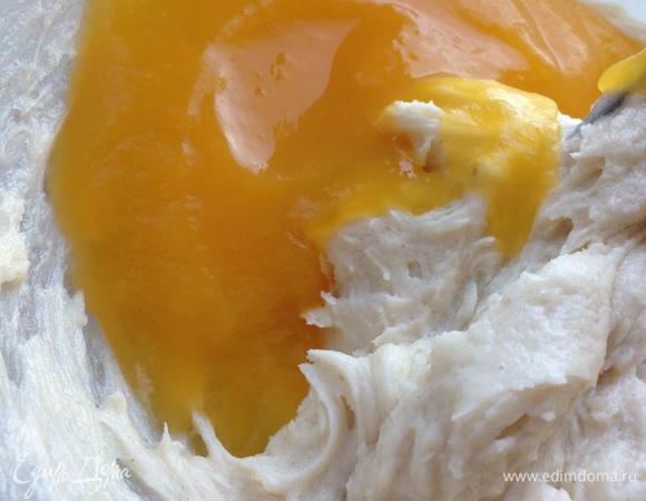 Добавить к нему тыквенное пюре, хорошенько взбить (я взбивала просто вилочкой). Затем всыпать мучную смесь и замесить мягкое тесто.