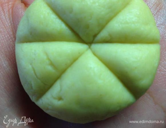 Тесто разделить на шарики размером немного больше грецкого ореха (я делила на 10 частей). Тупой стороной ножа, слегка надавливая, разделить шарик на 6 частей. 