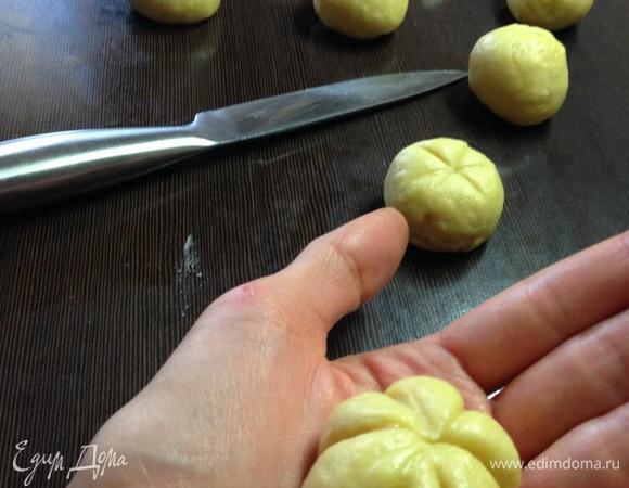 Затем с боков по намеченным линиям тем же ножом сделать "тыквенные морщины". Сильно не разрезать, а придать форму. Не бойтесь при этим деформировать шарики, так как тесто очень пластичное. После декора "морщинами" форму легко будет исправить. 