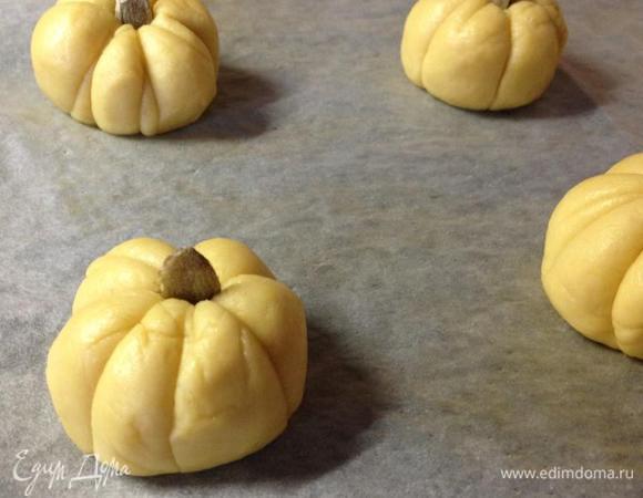 В серединку каждой тыквочки воткнуть семечку и выложить печенье на застеленный бумагой противень. Поставить в разогретую до 180 градусов духовку на 20 минут.