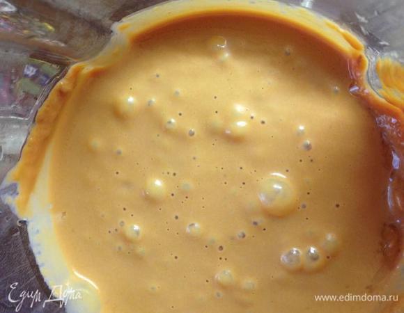 Смешиваем в блендере 200 вареной гущенки - чуть больше 0,5 банки (если очень плотная, то изначально ее желательно размять вилкой, так легче будет взбивать), тыквенное пюре, яйцо и растительное масло. Затем добавляем к смеси муку и разрыхлитель (чайную ложку с хорошей горкой). Снова взбиваем.