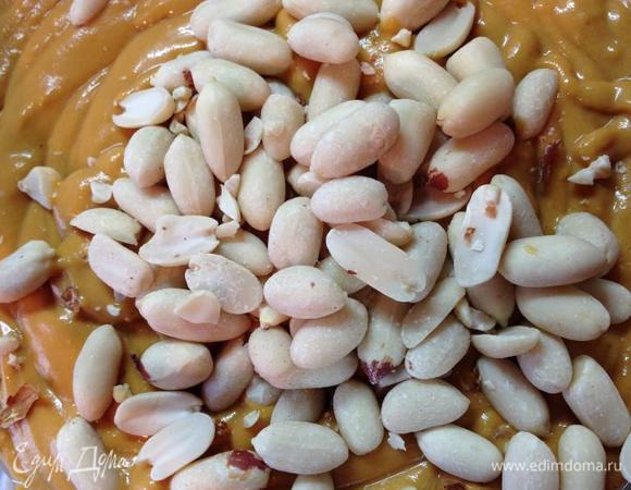 Всыпаем орехи (лучше слегка измельчить их и поджарить на сухой сковороде, но это я уже поняла позже).