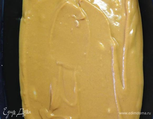 Выливаем тесто в форму. Если силиконовая, то можно не смазывать, другую промасливаем. У меня силиконовая форма для хлеба. Форму можно заполнять на 3/4, так как тесто немного поднимется.
Ставим в разогретую до 170 градусов духовку примерно на час. Готовность проверяем деревянной шпажкой. Серединка кекса должна полностью пропечься, на поверхности образоваться трещинки, а шпажка будет выходить сухой. 