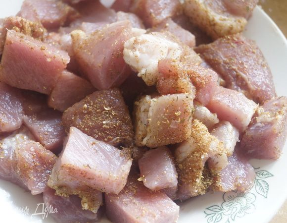 Мясо нарезать не очень крупными кусочками и обвалять в приправе, накрыть пищевой пленкой, оставить на 40-45 минут.