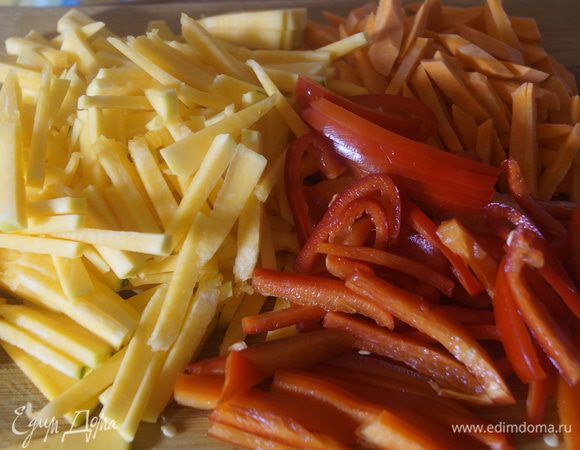 Морковь, тыкву и болгарский перец нужно нарезать тонкой соломкой.