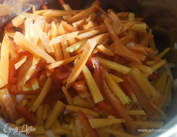 К обжаренному мясу добавить репчатый лук и тоже обжарить. Затем поверх выложить нарезанные тыкву, морковь и перец. Залить мясным бульоном и довести до кипения. Готовить 35-40 минут на небольшом огне.