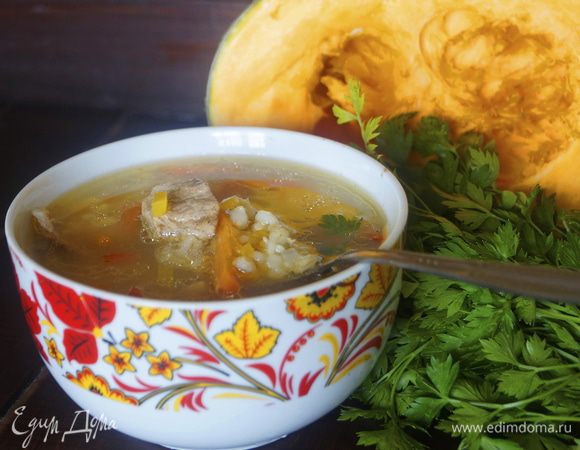 Затем похлебку посолить, добавить готовую перловую крупу и зеленый горошек. Варить еще минут 10.
Разлить горячий суп по порционным тарелкам, посыпать зеленью и подать к столу. Приятного аппетита!