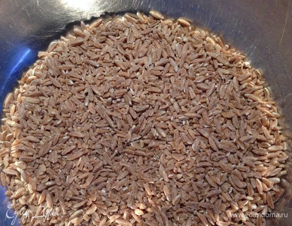 Полбу необходимо промыть (у меня дробленная) и засыпать в кипящую воду (2 литра, при необходимости можно добавить кипятка) и варить на среднем огне без крышки до готовности около часа , но время нужно корректировать в зависимости от качества зерна. Готовая полба набухшая и достаточно рассыпчатая.