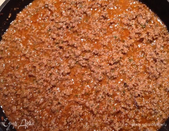 Добавляем томатное пюре и немного еще обжариваем фарш. Не забываем перемешивать! 
