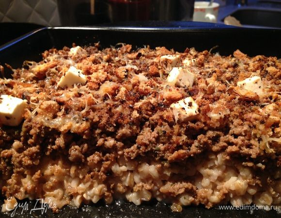 Сверху сыра выкладываем фарш (на этом этапе можно посыпать сверху измельченными и обжаренными хлебными крошками и украсить кусочками феты и минуть десять подержать всё это в горячей духовке и подавать).

